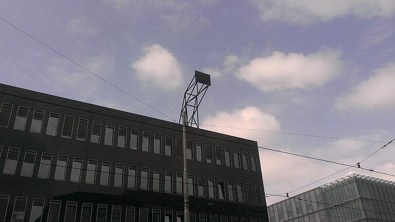 Ein Dunking geht hier nur vom Dach aus: Der Korb von der Barer Straße aus gesehen.