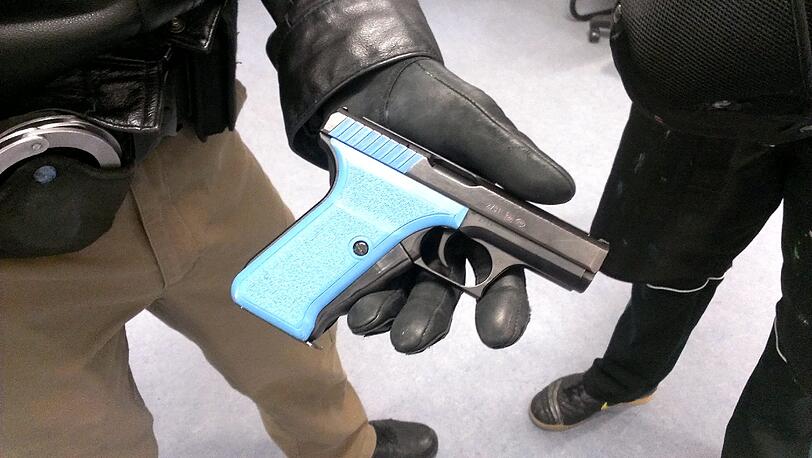 Im Training feuern die Polizisten mit Farbmunition - aus blau gekennzeichneten Pistolen.