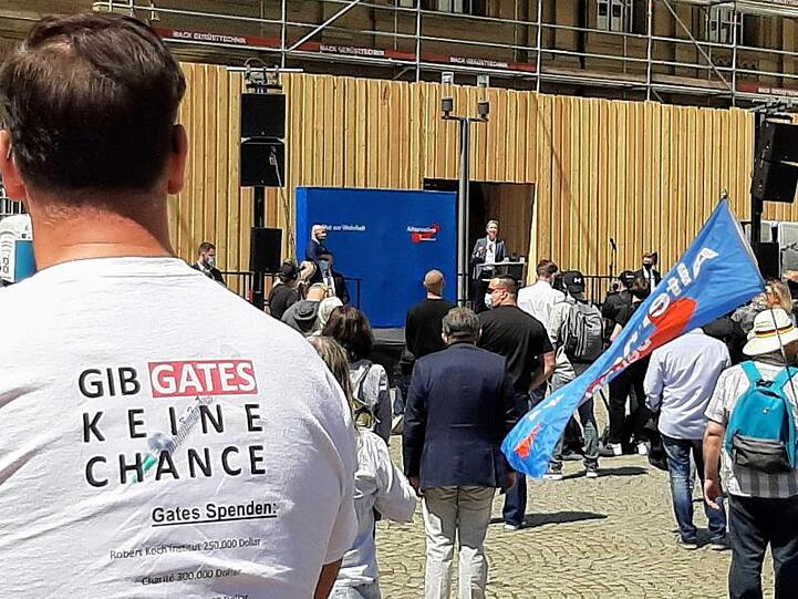 Alice Weidel, AfD-Landesvorsitzende in Baden-Württemberg, spricht auf der Demonstration der AfD gegen die Corona-Beschränkungen in Stuttgart.