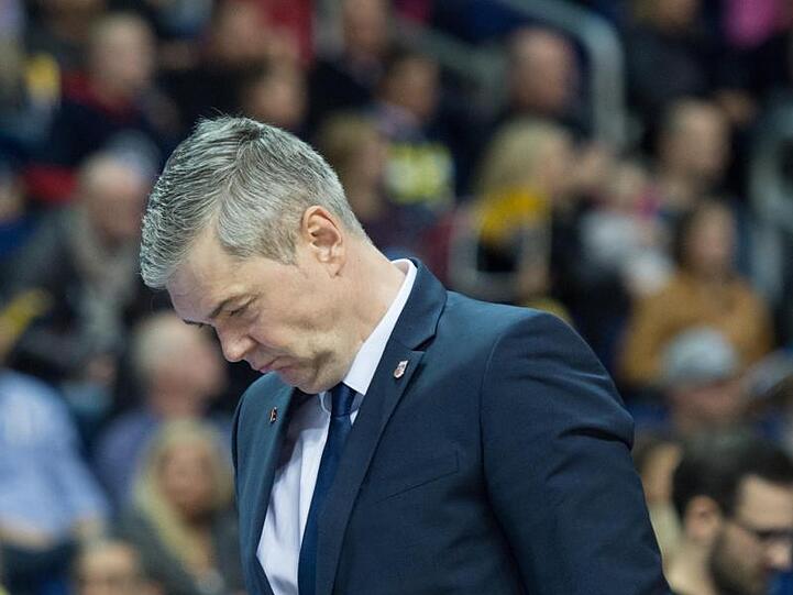Bambergs Cheftrainer Ainars Bagatskis steht am Spielfeldrand. Foto: Annegret Hilse/Archiv