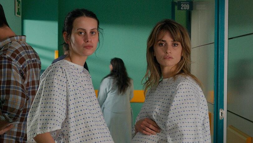 Janis (Penélope Cruz, re.) und Ana (Milena Smit) erwarten beide ein Kind.