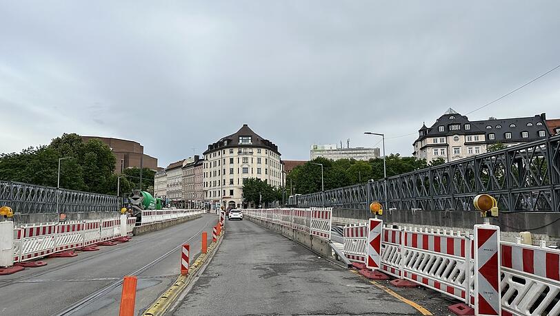 Die Linksabbiegemöglichkeit von der Steinsdorfstraße auf die Ludwigsbrücke entfällt. Autofahrer sollten das Gebiet umfahren (Symbolbild). Die Linksabbiegemöglichkeit von der Steinsdorfstraße auf die Ludwigsbrücke entfällt. Autofahrer sollten das Gebiet umfahren (Symbolbild).