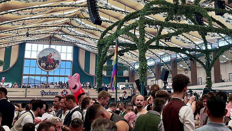 Auch in diesem Jahr war die Bräurosl zum Gay Sunday brechend voll. Queere Veranstaltungen auf der Wiesn sind generell gut besucht.