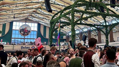 Auch in diesem Jahr war die Bräurosl zum Gay Sunday brechend voll. Queere Veranstaltungen auf der Wiesn sind generell gut besucht.