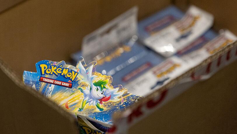 Der Handel mit Pok&eacute;mon-Sammelkarten hat in den vergangenen Jahren wieder an Bedeutung gewonnen. Seltene Exemplare erzielen teils hohe Preise. (Symbolbild)