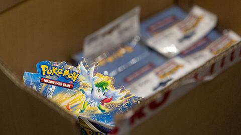 Der Handel mit Pok&eacute;mon-Sammelkarten hat in den vergangenen Jahren wieder an Bedeutung gewonnen. Seltene Exemplare erzielen teils hohe Preise. (Symbolbild)