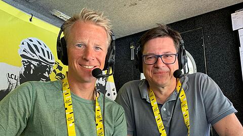 Hatten diesmal nichts zu lachen: Fabian Wegmann (links) und Florian Na&szlig;, f&uuml;r die ARD bei der Tour de France, mussten &uuml;ber den schweren Sturz und das Ausscheiden der deutschen Radsport-Hoffnung Florian Lipowitz berichten.