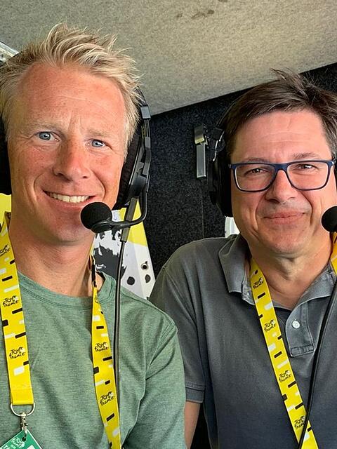 Hatten diesmal nichts zu lachen: Fabian Wegmann (links) und Florian Na&szlig;, f&uuml;r die ARD bei der Tour de France, mussten &uuml;ber den schweren Sturz und das Ausscheiden der deutschen Radsport-Hoffnung Florian Lipowitz berichten.