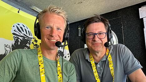 Hatten diesmal nichts zu lachen: Fabian Wegmann (links) und Florian Na&szlig;, f&uuml;r die ARD bei der Tour de France, mussten &uuml;ber den schweren Sturz und das Ausscheiden der deutschen Radsport-Hoffnung Florian Lipowitz berichten.