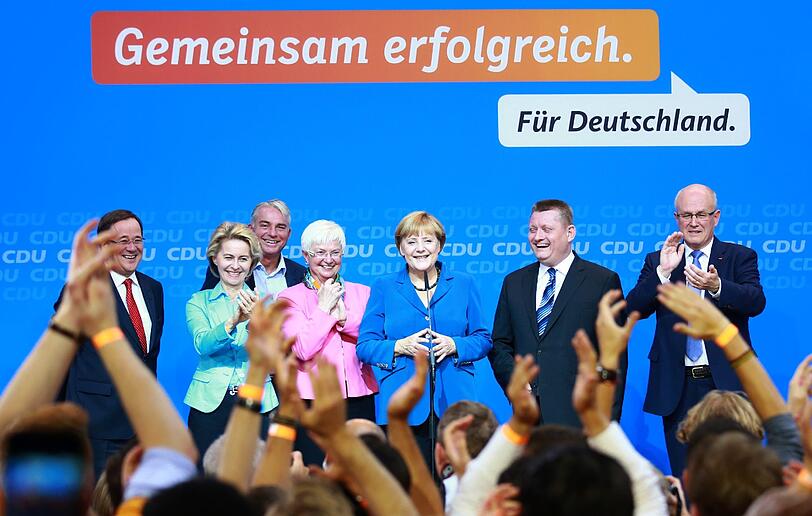 Bundeskanzlerin Angela Merkel (M, CDU) reagiert am Sonntagabend in der Parteizentrale in Berlin auf die Ergebnisse der Bundestagswahl.