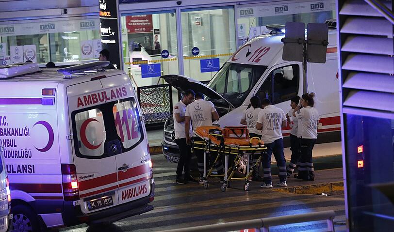 Bei dem Terroranschlag am Flughafen Atatürk in Istanbul haben sich zwei der Angreifer vor dem Ankunftsbereich des Internationalen Terminals in die Luft gesprengt, ein weiterer auf dem angrenzenden Parkplatz.
