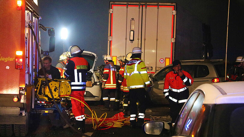 Im Nebel sind auf der A7 im Allgäu mehrere Autos ineinander gerast. Sechs Menschen starben. Die Bilder von der Unfallstelle.