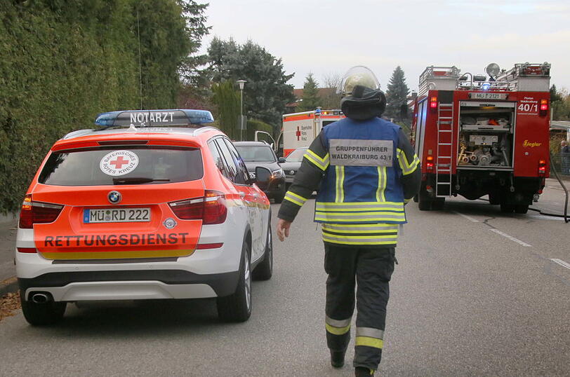 Der Anhänger ist zerstört, alle drei Unfallbeteiligten kamen ins Krankenhaus.