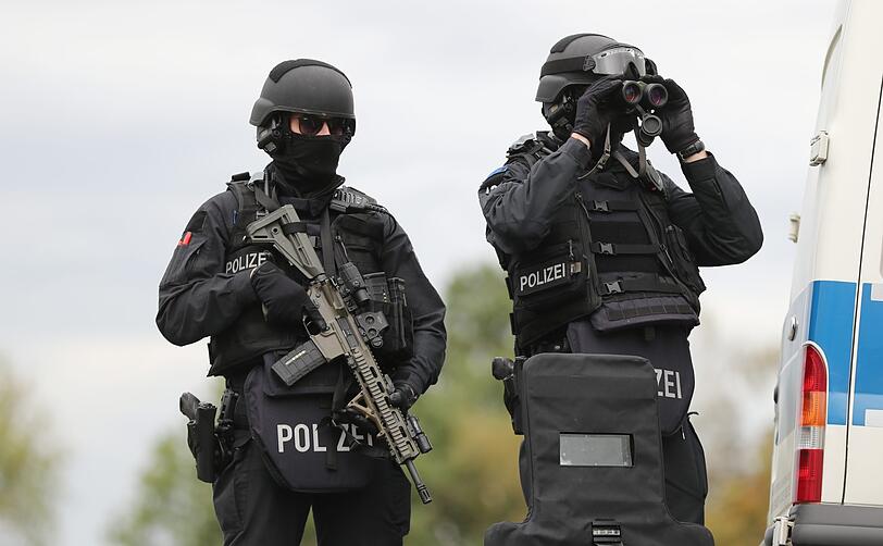 Polizisten sichern die Umgebung von Wiedersdorf/Landsberg.