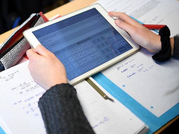 Eine Schülerin errechnet eine Gleichung mit einem iPad. Foto: Britta Pedersen/Archiv