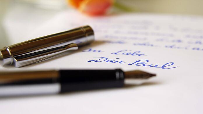 Ein handschriftlicher Gruß ist gerade in digitalen Zeiten eine ganz besondere Geste. Dies will nun das Münchner Rathaus nutzen - und ruft alle Münchner zum Briefeschreiben auf.