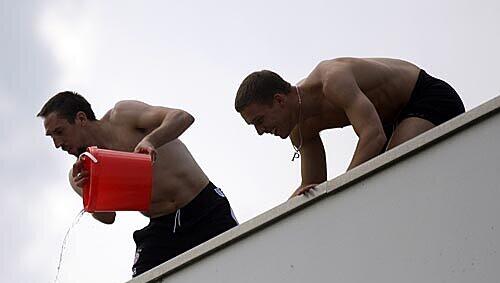 Franck Ribéry (l.) und Lukas Podolski kippen aus Jux Wasser über ihre Spieler-Kollegen. Franck Ribéry (l.) und Lukas Podolski kippen aus Jux Wasser über ihre Spieler-Kollegen.