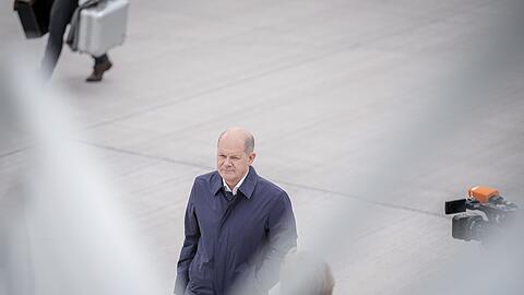 Bundeskanzler Olaf Scholz auf dem militärischen Teil des Flughafens BER Berlin-Brandenburg. Sein Weg führt ihn nach Island.