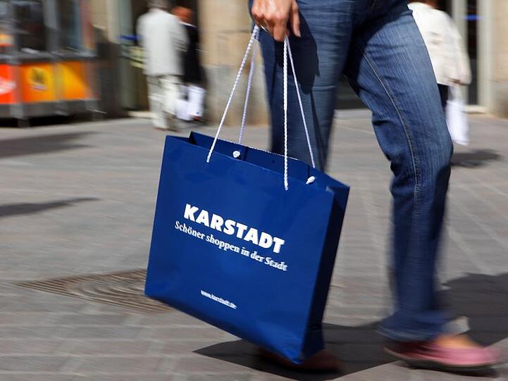 Eine Passantin mit Einkaufstüten des Warenhauses Karstadt.