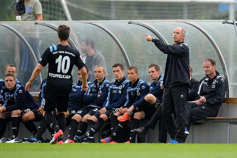 Trainer Reiner Maurer gibt Anweisungen.