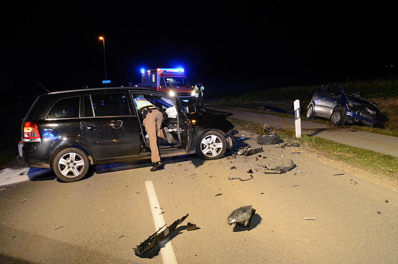 Bei dem Frontal-Zusammenstoß wurden zwei Frauen verletzt.