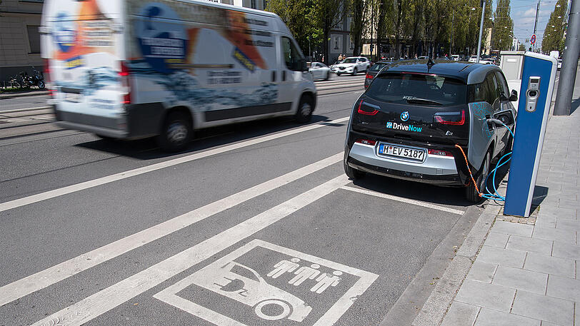 Kein Stress mehr mit der Parkuhr: Stromflitzer sollen in München künftig in der ganzen Stadt kostenlos parken können.