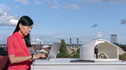 Jia Chen, Professorin für Umweltsensorik und Modellierung an der Technischen Universität München (TUM), an einer Messtation auf dem Dach ihres Instituts