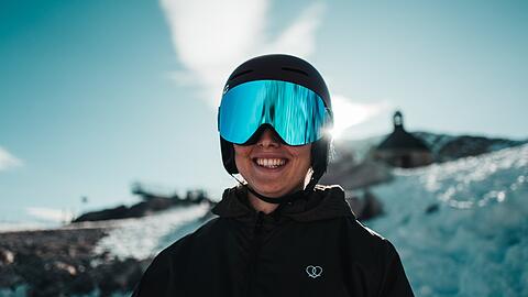 Die neuen Skibrillen mit den Prints &bdquo;Puderzucker Crew&ldquo; und &bdquo;Kind der Berge&ldquo;