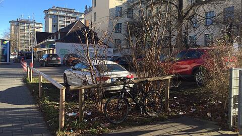 An der Agnes-Bernauer-Straße 77 ist derzeit vor allem Müll zu sehen. Bald soll eine Zwischennutzung den Platz zum Café machen.
