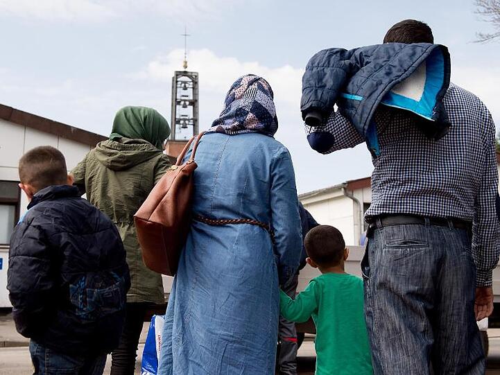 Flüchtlinge im Grenzdurchgangslager Friedland in Niedersachsen.
