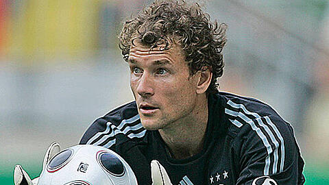 Jens Lehmann umarmt das DFB-Maskottchen Adler Paule. Seine sportliche Zukunft hat der Keeper vor der EM geregelt, er spielt nächste Saison beim VfB Stuttgart.