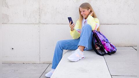 Vor allem für Teenager ist das Smartphone ein ständiger Begleiter. Wie können Eltern den richtigen Umgang mit dem Handy vermitteln?