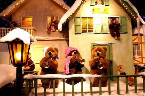 So süß und so stumm: Diese Steiff-Bläser in der Weihnachts-Kinderdeko eines Kaufhauses belästigen niemanden.