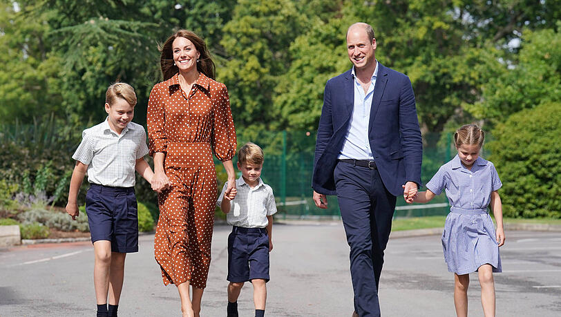 Prinzessin Kate, Prinz William und ihre gemeinsamen Kinder Prinz George, Prinz Louis und Prinzessin Charlotte – in Brasilien verriet der Prinz, wie sie die Kinder über die Krebserkrankung ihrer Mutter aufgeklärt haben. Prinzessin Kate, Prinz William und ihre gemeinsamen Kinder Prinz George, Prinz Louis und Prinzessin Charlotte – in Brasilien verriet der Prinz, wie sie die Kinder über die Krebserkrankung ihrer Mutter aufgeklärt haben.