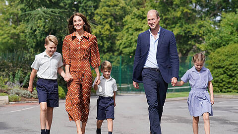 Prinzessin Kate, Prinz William und ihre gemeinsamen Kinder Prinz George, Prinz Louis und Prinzessin Charlotte – in Brasilien verriet der Prinz, wie sie die Kinder über die Krebserkrankung ihrer Mutter aufgeklärt haben.