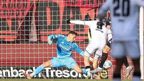Torwart im Fokus: Jan Reichert h&auml;lt einen Schuss von Hannovers St&uuml;rmer Benjamin K&auml;llman.