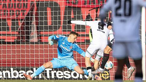 Torwart im Fokus: Jan Reichert h&auml;lt einen Schuss von Hannovers St&uuml;rmer Benjamin K&auml;llman.