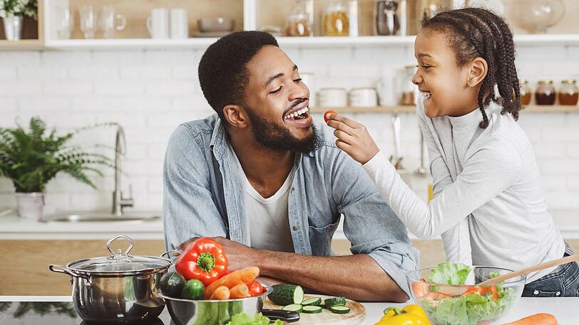 Der Konsum von Tomaten ist ohne Zweifel gesund. In Tomaten steckt n&auml;mlich das zellsch&uuml;tzende Lycopin sowie Vitamin C, Kalium und Fols&auml;ure. Vor allem Lycopin soll sogar vor bestimmten Krebs- und Herz-Kreislauf-Erkrankungen sch&uuml;tzen. Zudem stecken Prokollagene in Tomaten, ein Protein, das die Haut sch&uuml;tzt.