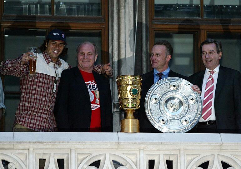 Frohnatur Claudio Pizarro und Uli Hoeneß bejubelten am 14.05.2006 gemeinsam die 20. deutsche Meisterschaft.