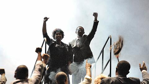 Das Finale der Oper: Nelson Mandela spricht im Jahr 1990 auf dem Balkon der City Hall von Kapstadt zu seinen Anhängern.