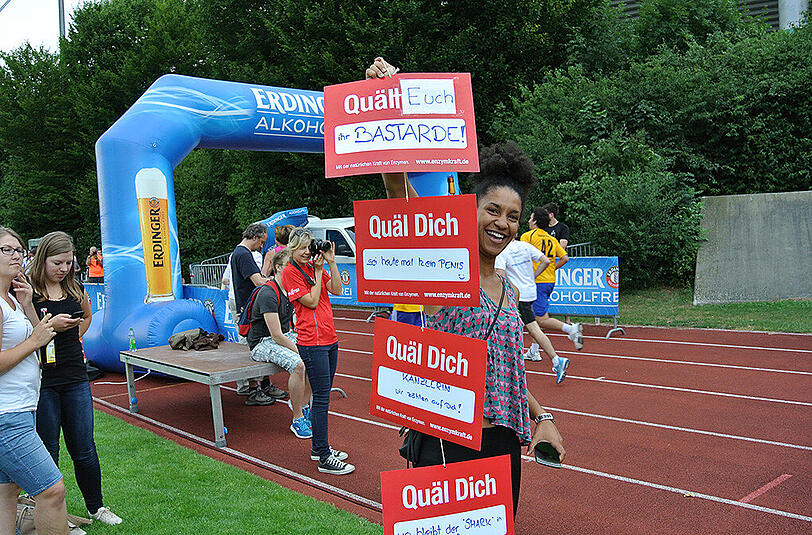 Der Sommernachtslauf im Olympiapark konnte mit 1.900 Teilnehmern einen neuen Rekord verbuchen. Klicken Sie sich durch die Bilderstrecke.