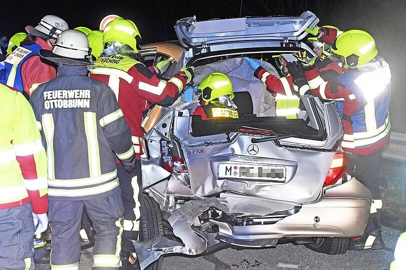 Ein Mercedes wurde bei einem Unfall auf der A8 schwer beschädigt. Die Bilder.