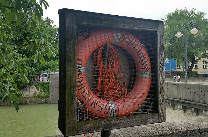 Rettung aus der Isar: an dieser Stelle befreiten zwei Polizeibeamte einen 39 Jahre alten Mann aus seiner misslichen Lage.