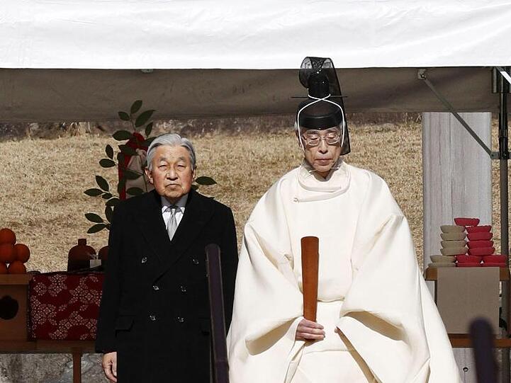Akihito (l), Kaiser von Japan, beim Besuch des Musashino Imperial Mausoleum