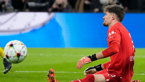 BVB-Torhüter Gregor Kobel ärgert sich nach dem Ausgleich.