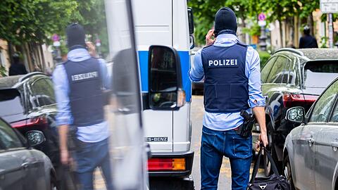 Polizei und Staatsanwaltschaft haben im Zuge eines Ermittlungsverfahrens zu Mitgliedern der Letzten Generation 15 Objekte in sieben Bundesländern durchsucht. Hier in Berlin-Kreuzberg.