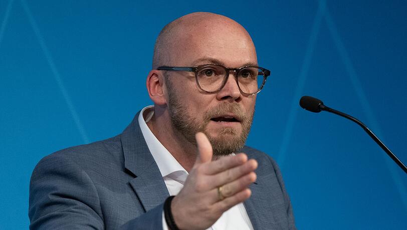 Ein Social-Media-Verbot für Bürger unter 16 Jahren? Bayerns Digitalminister Fabian Mehring (Freie Wähler) spricht sich dagegen aus. (Archivbild) Ein Social-Media-Verbot für Bürger unter 16 Jahren? Bayerns Digitalminister Fabian Mehring (Freie Wähler) spricht sich dagegen aus. (Archivbild)