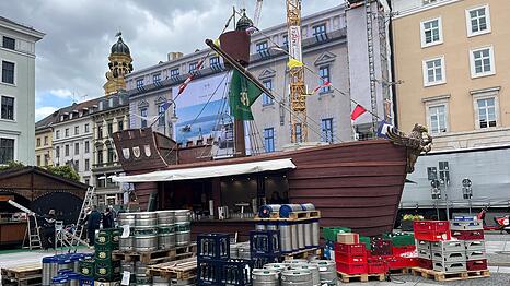 Schiff ahoi: Mitten in M&uuml;nchen haben Piraten die Leinen festgemacht. Und das hat seine Gr&uuml;nde.