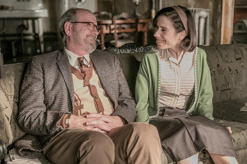 Elisa (Sally Hawkins) will mit der Hilfe ihres Nachbarn Giles (Richard Jenkins) das Wesen aus der Forschungseinrichtung befreien. Elisa (Sally Hawkins) will mit der Hilfe ihres Nachbarn Giles (Richard Jenkins) das Wesen aus der Forschungseinrichtung befreien.