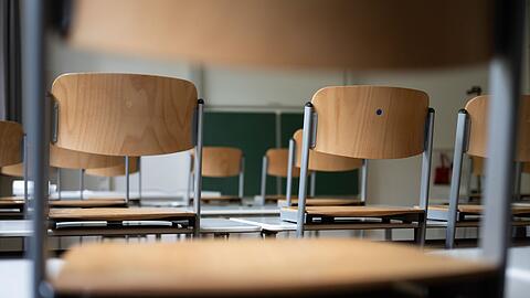Ob die Tafel und St&uuml;hle im Klassenzimmer, die Schulkantine, Computer in der Verwaltung oder Stra&szlig;enbau - &ouml;ffentliche Beschaffung betrifft viele Bereiche. (Symbolbild)